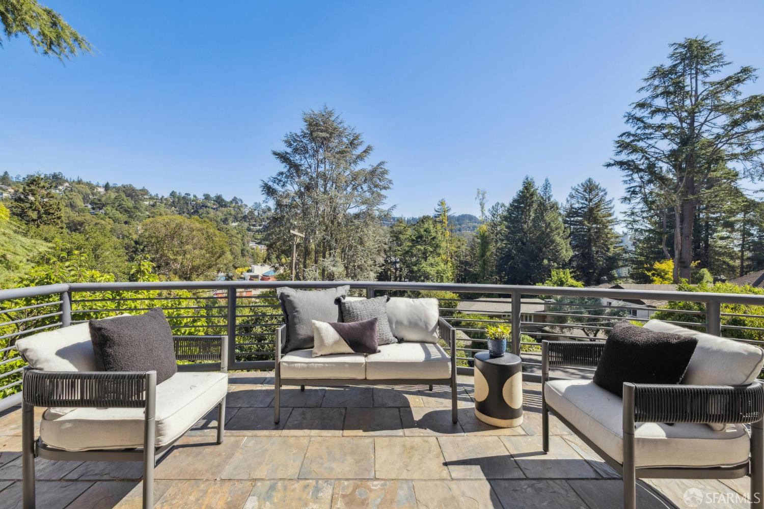 Detail Gallery Image 9 of 61 For 5969 Bruns Ct, Oakland,  CA 94611 - 3 Beds | 2 Baths