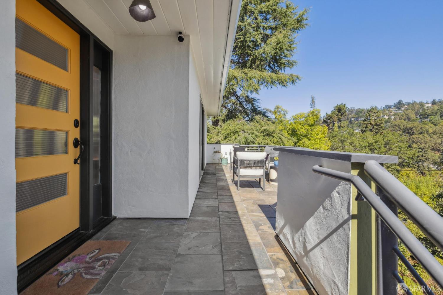 Detail Gallery Image 8 of 61 For 5969 Bruns Ct, Oakland,  CA 94611 - 3 Beds | 2 Baths