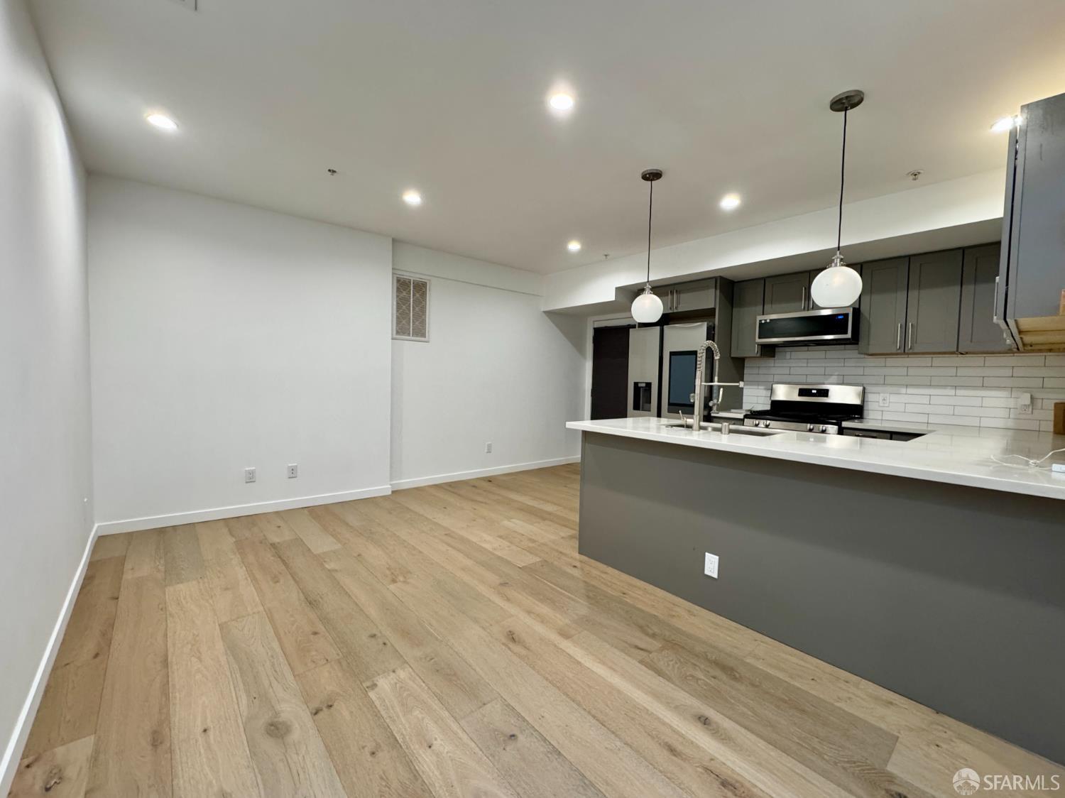 Detail Gallery Image 2 of 8 For 417 Accacia St, Daly City,  CA 94014 - 2 Beds | 1 Baths