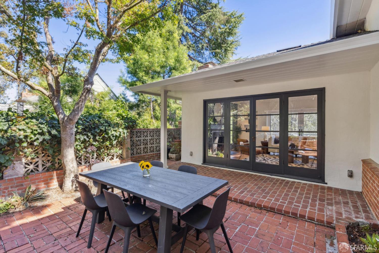 Detail Gallery Image 13 of 61 For 5969 Bruns Ct, Oakland,  CA 94611 - 3 Beds | 2 Baths