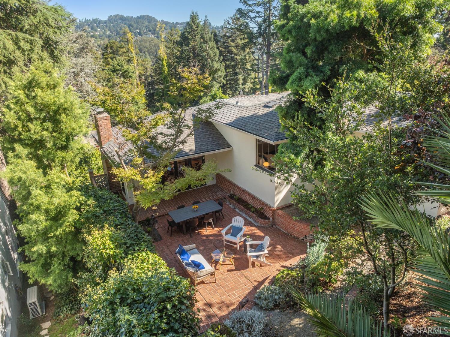 Detail Gallery Image 2 of 61 For 5969 Bruns Ct, Oakland,  CA 94611 - 3 Beds | 2 Baths