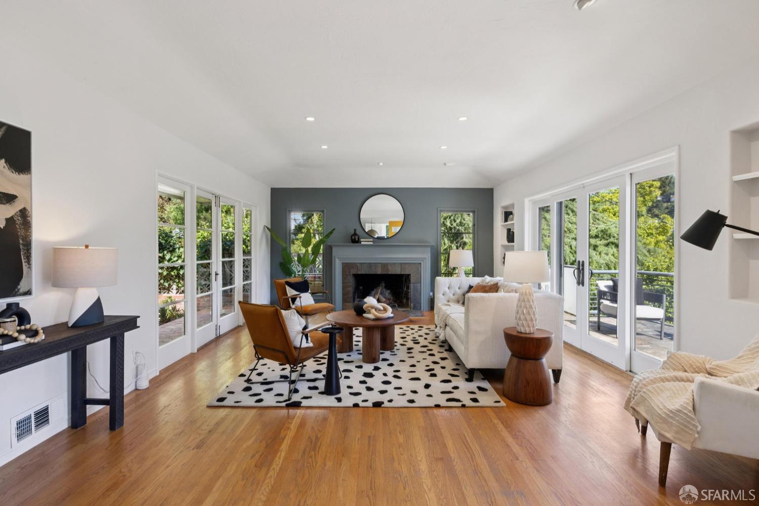 Detail Gallery Image 3 of 61 For 5969 Bruns Ct, Oakland,  CA 94611 - 3 Beds | 2 Baths