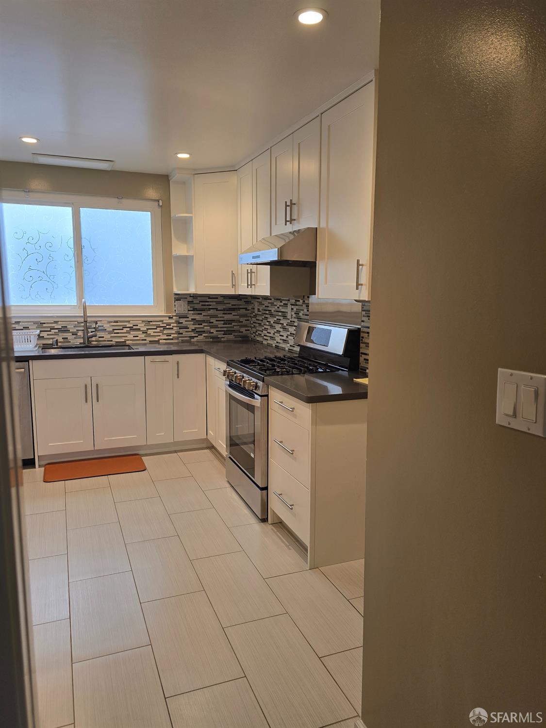 Detail Gallery Image 5 of 9 For 1345 Chestnut St, San Francisco,  CA 94123 - – Beds | – Baths