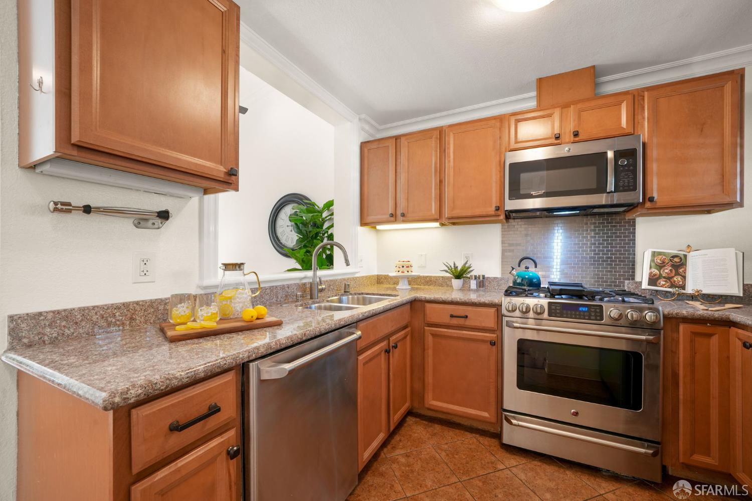 Detail Gallery Image 5 of 28 For 150 Farm Ln, Martinez,  CA 94553 - 2 Beds | 2 Baths