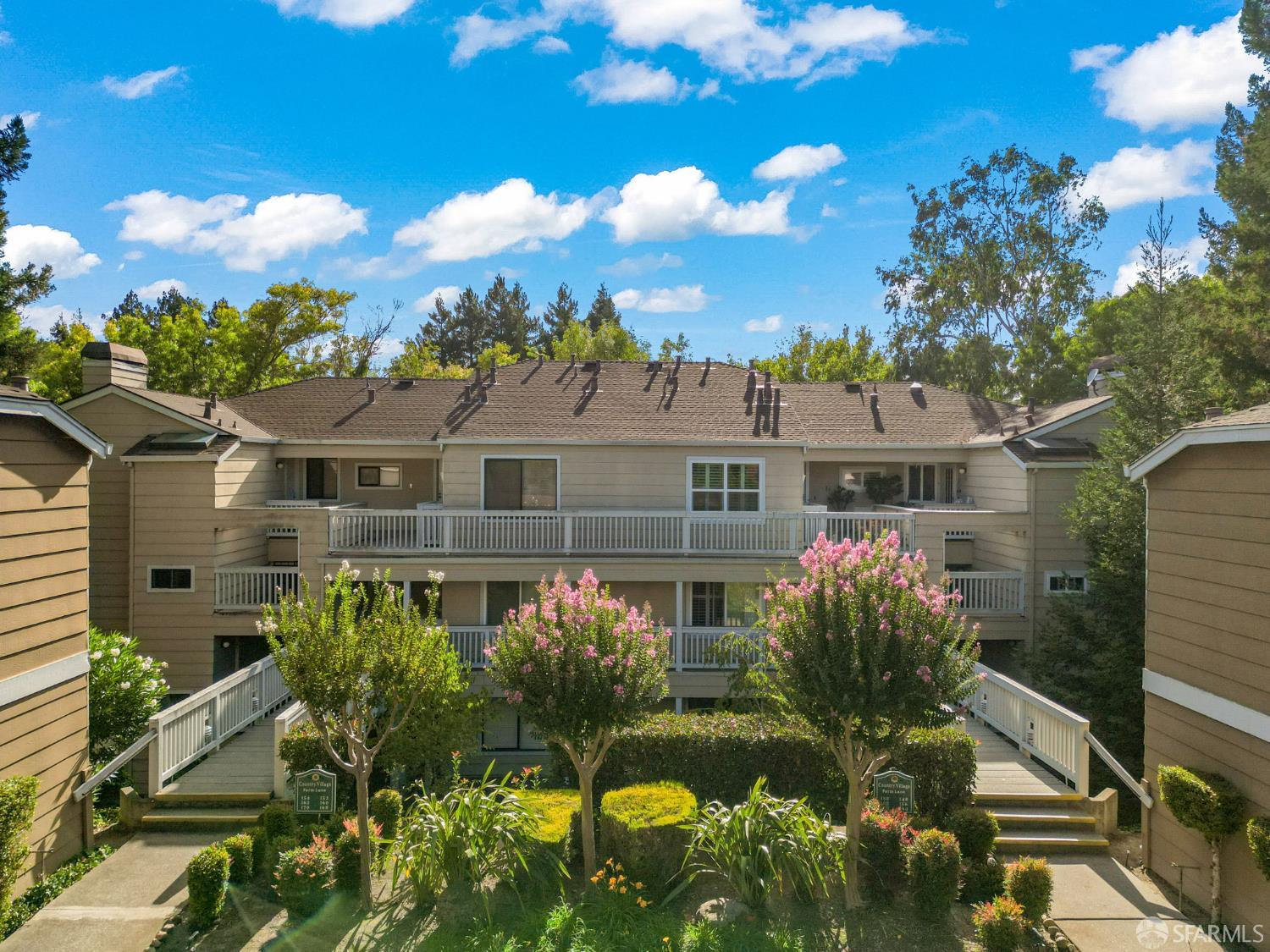 Detail Gallery Image 2 of 28 For 150 Farm Ln, Martinez,  CA 94553 - 2 Beds | 2 Baths