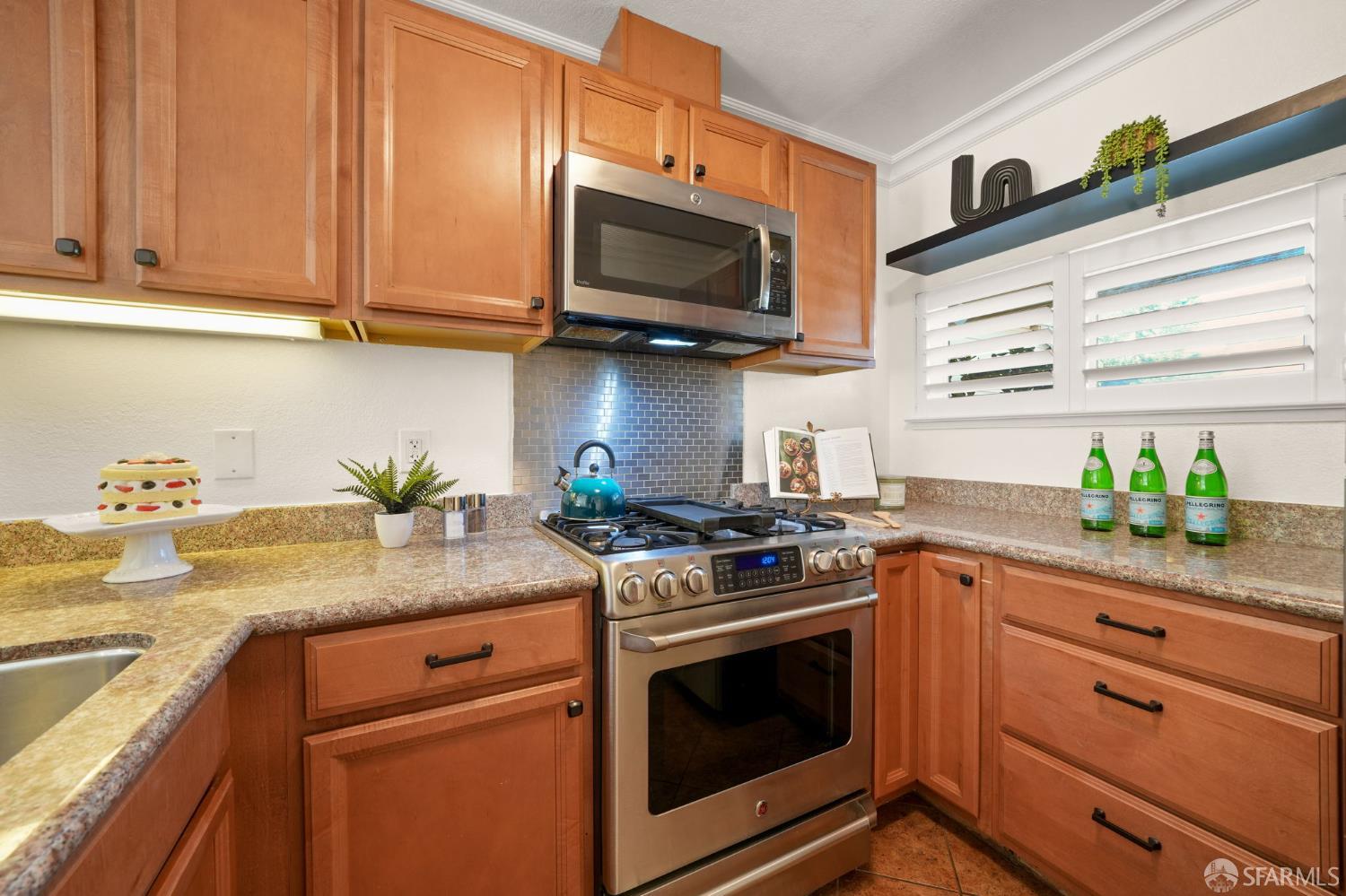 Detail Gallery Image 6 of 28 For 150 Farm Ln, Martinez,  CA 94553 - 2 Beds | 2 Baths