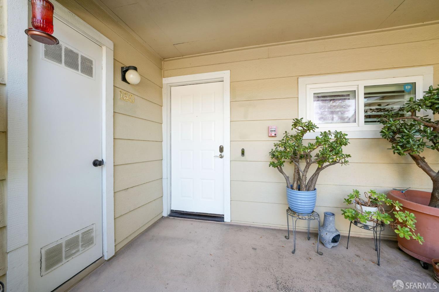 Detail Gallery Image 3 of 28 For 150 Farm Ln, Martinez,  CA 94553 - 2 Beds | 2 Baths