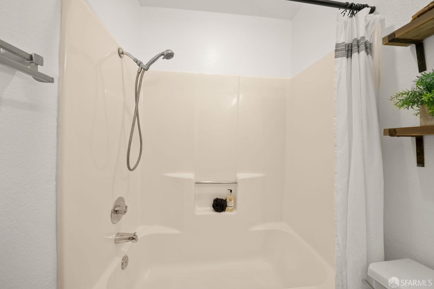 Detail Gallery Image 18 of 28 For 150 Farm Ln, Martinez,  CA 94553 - 2 Beds | 2 Baths