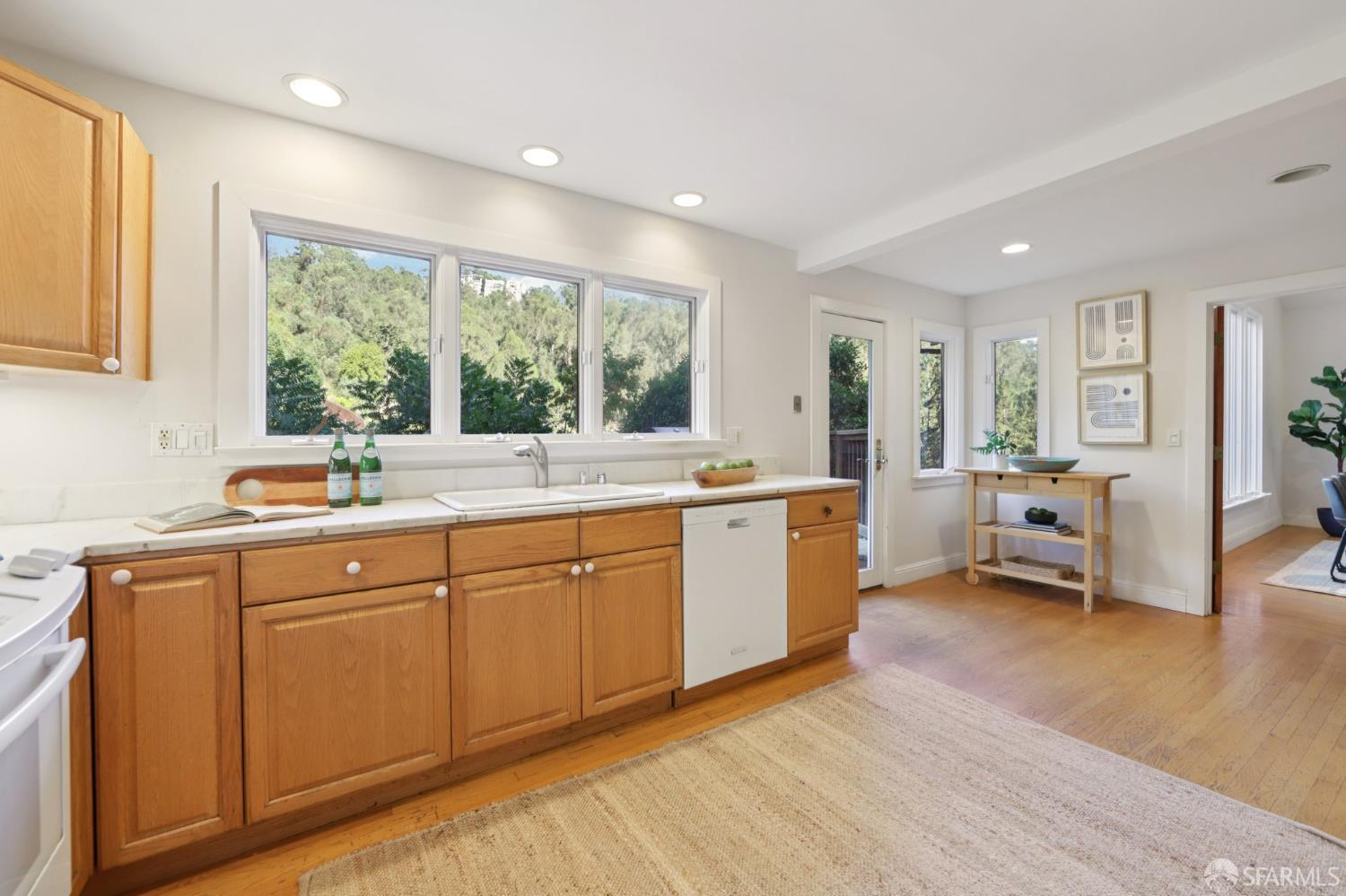 Detail Gallery Image 13 of 65 For 6891 Pinehaven Rd, Oakland,  CA 94611 - 3 Beds | 3 Baths