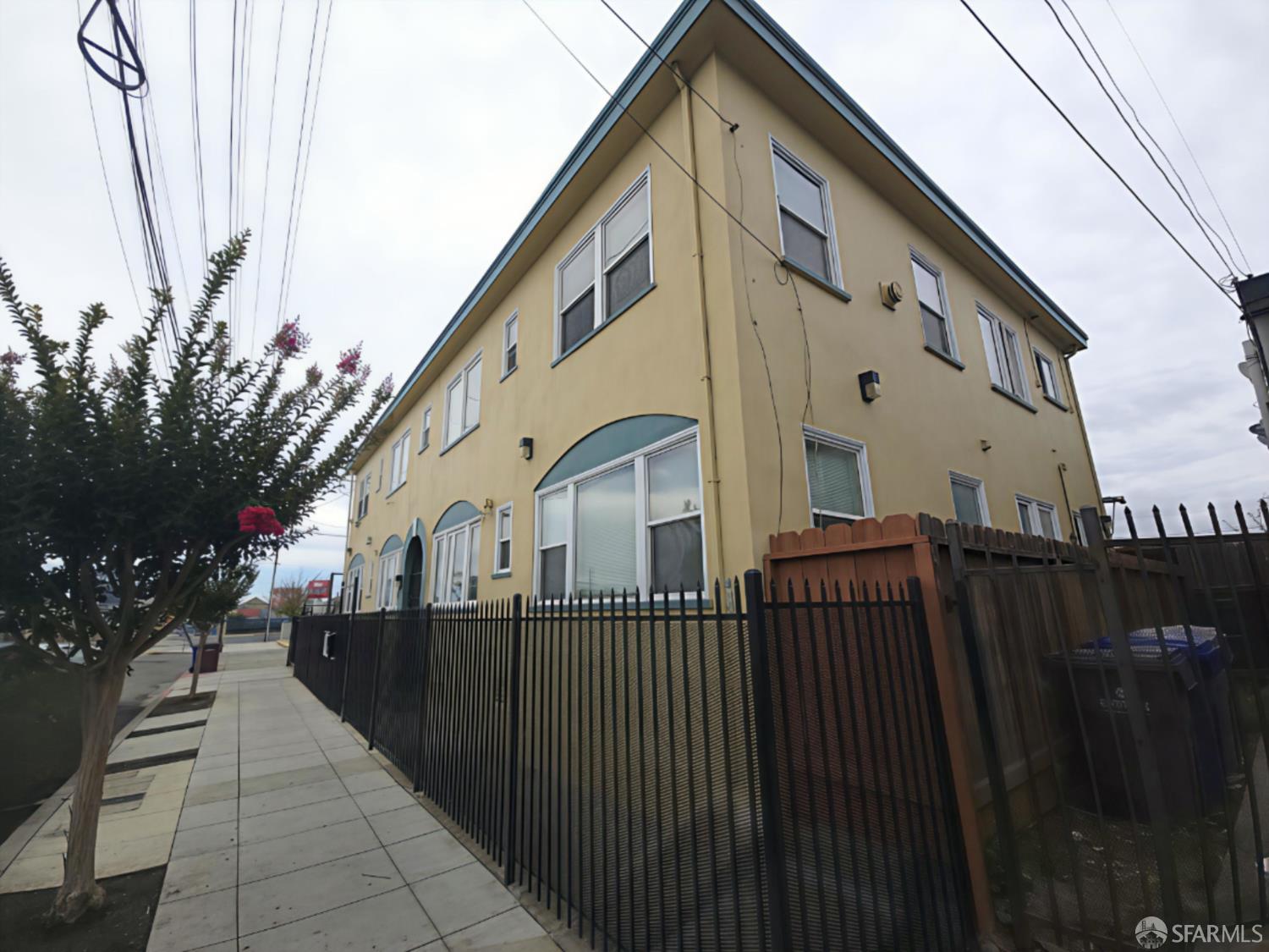 Detail Gallery Image 4 of 6 For 990 34th St, Oakland,  CA 94608 - – Beds | – Baths