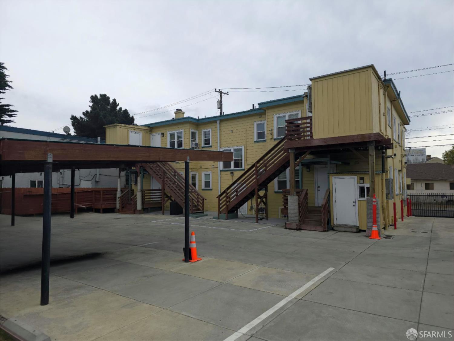 Detail Gallery Image 5 of 6 For 990 34th St, Oakland,  CA 94608 - – Beds | – Baths