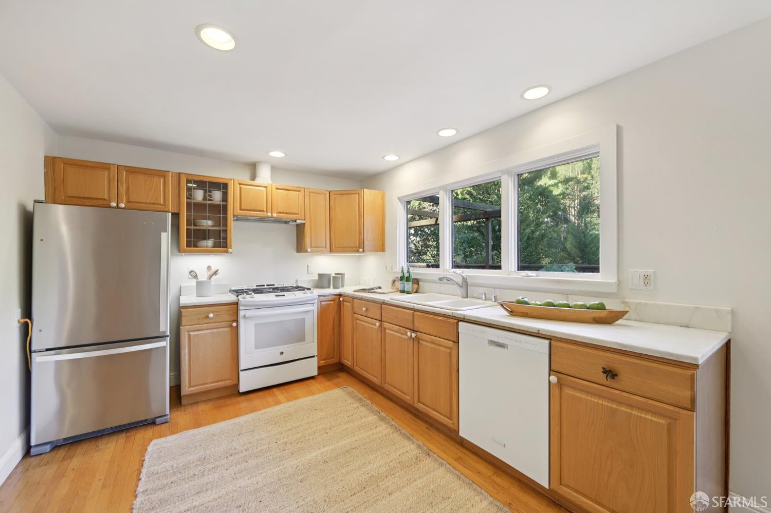 Detail Gallery Image 16 of 65 For 6891 Pinehaven Rd, Oakland,  CA 94611 - 3 Beds | 3 Baths