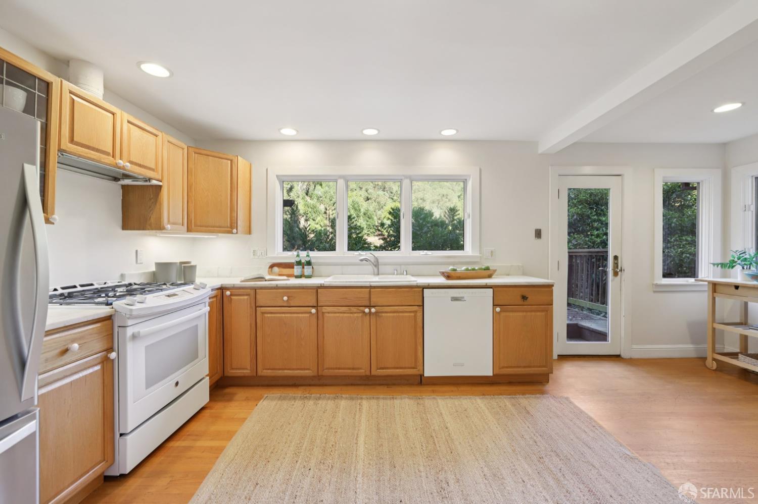 Detail Gallery Image 15 of 65 For 6891 Pinehaven Rd, Oakland,  CA 94611 - 3 Beds | 3 Baths