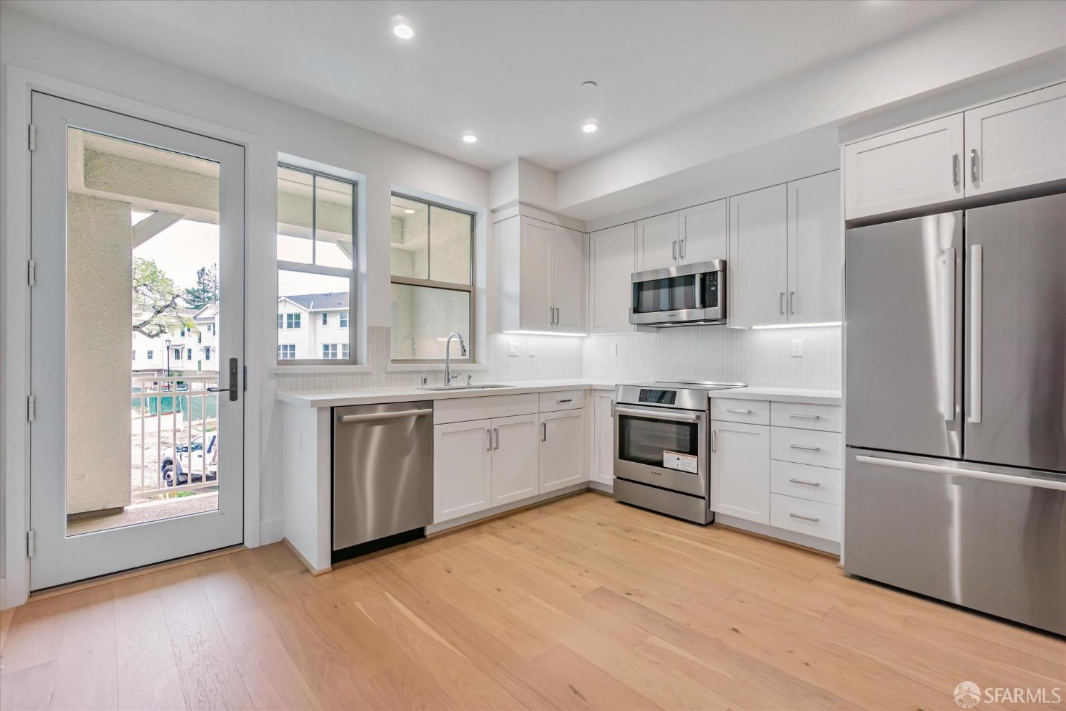 Detail Gallery Image 10 of 11 For 230 Oak Cir, Walnut Creek,  CA 94597 - 3 Beds | 3 Baths