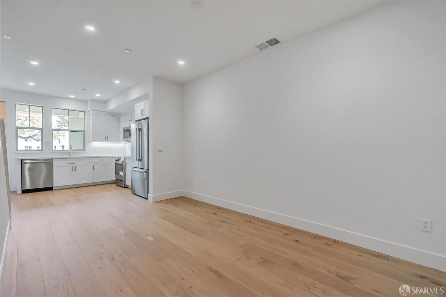 Detail Gallery Image 6 of 11 For 230 Oak Cir, Walnut Creek,  CA 94597 - 3 Beds | 3 Baths