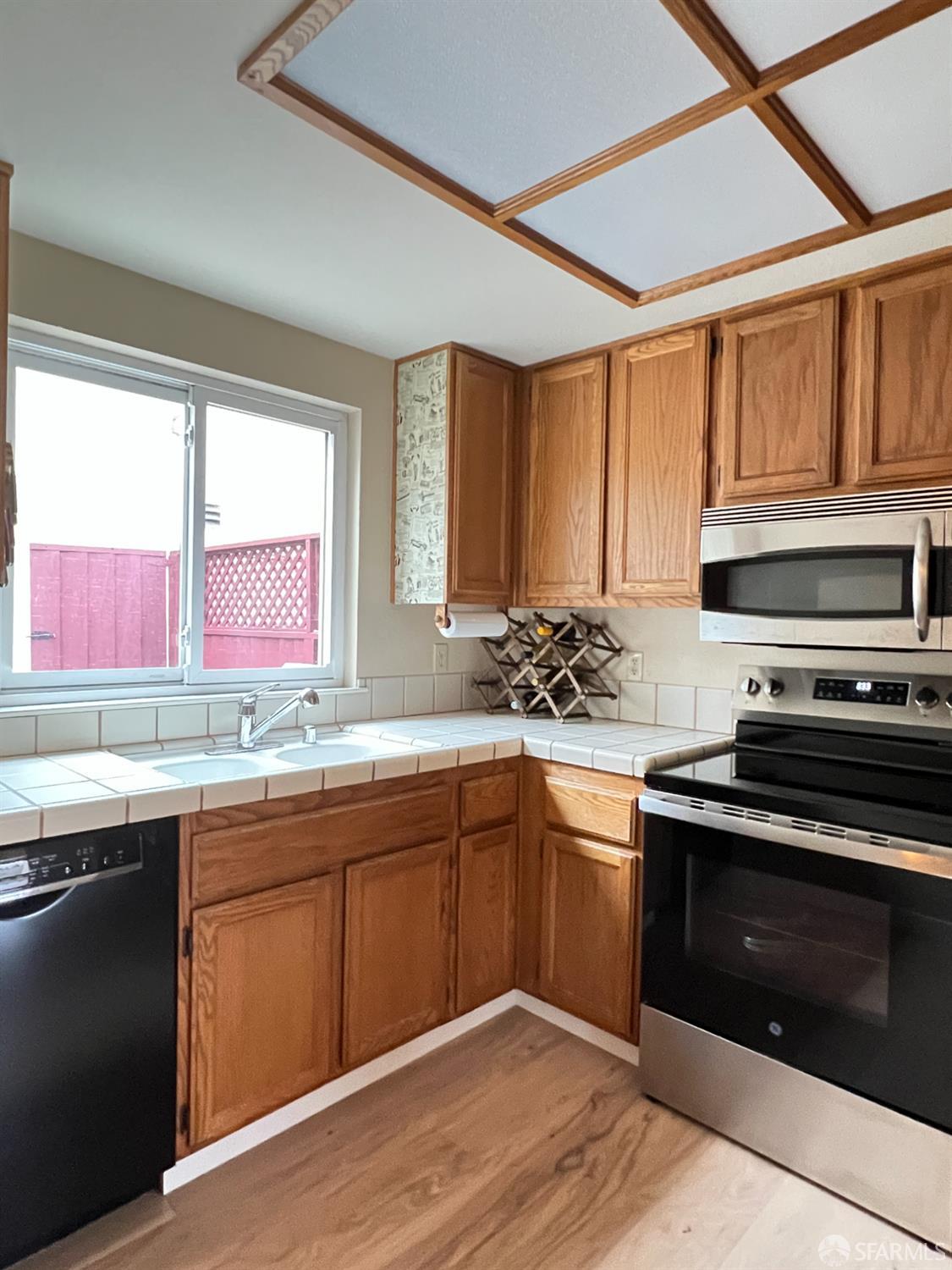 Detail Gallery Image 6 of 24 For 945 Fassler Ave, Pacifica,  CA 94044 - 2 Beds | 2/1 Baths