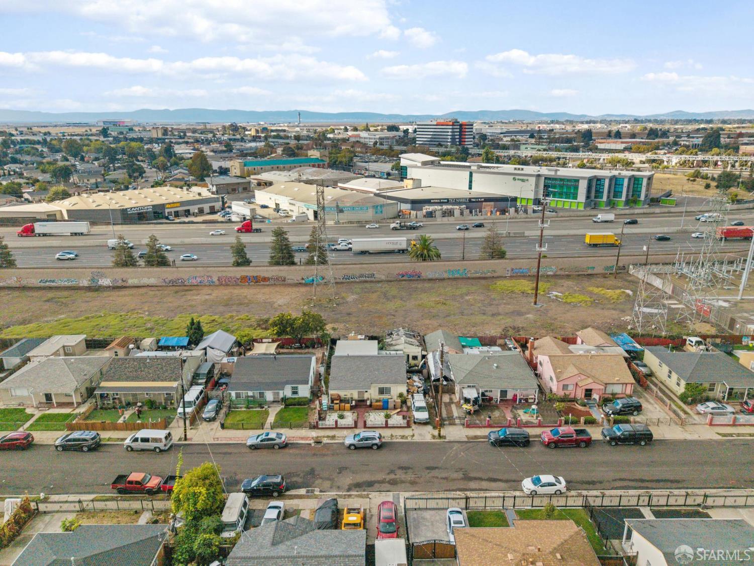 Detail Gallery Image 3 of 19 For 435 Worth St, Oakland,  CA 94603 - 3 Beds | 1 Baths