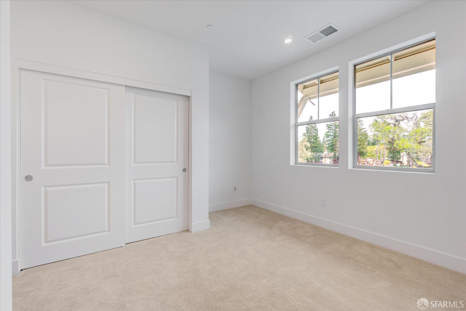 Detail Gallery Image 7 of 11 For 230 Oak Cir, Walnut Creek,  CA 94597 - 3 Beds | 3 Baths