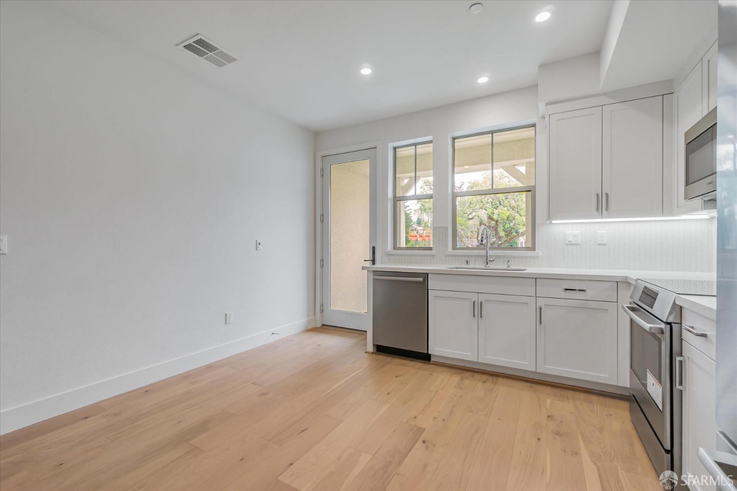 Detail Gallery Image 5 of 11 For 230 Oak Cir, Walnut Creek,  CA 94597 - 3 Beds | 3 Baths