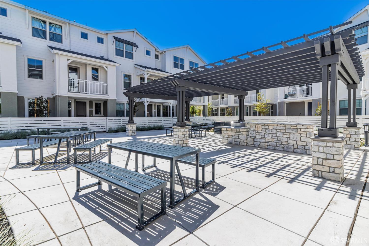 Detail Gallery Image 3 of 11 For 230 Oak Cir, Walnut Creek,  CA 94597 - 3 Beds | 3 Baths