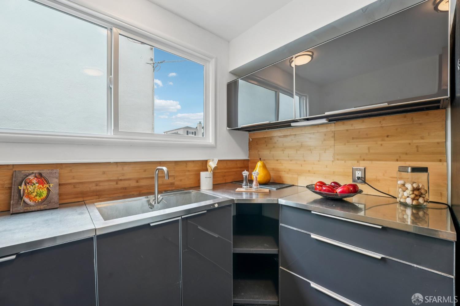 Detail Gallery Image 16 of 52 For 96 Belford Dr, Daly City,  CA 94015 - 3 Beds | 1/1 Baths