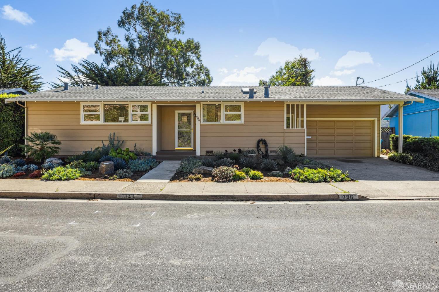 Detail Gallery Image 2 of 30 For 796 Alta Vista Dr, Pacifica,  CA 94044 - 3 Beds | 2 Baths