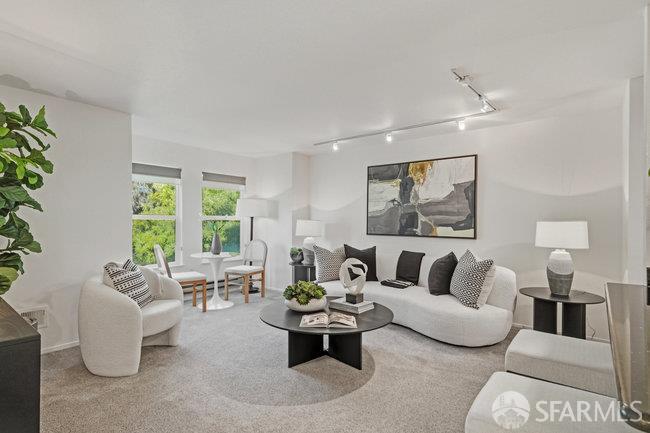 Photo #2: 425081787 Listing 