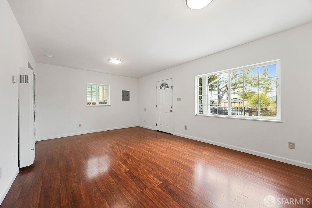 Detail Gallery Image 3 of 20 For 1279 79th Ave, Oakland,  CA 94621 - 3 Beds | 2 Baths