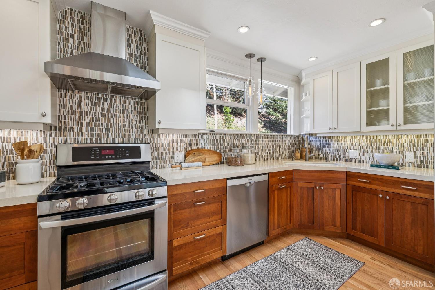 Detail Gallery Image 7 of 30 For 796 Alta Vista Dr, Pacifica,  CA 94044 - 3 Beds | 2 Baths