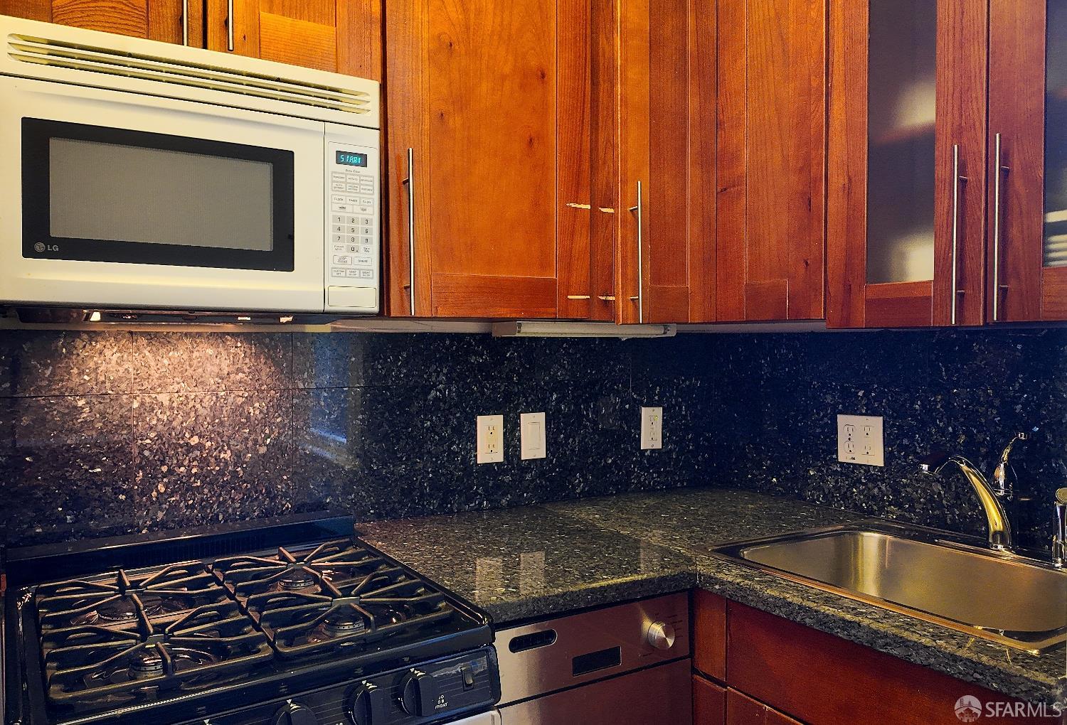 Detail Gallery Image 10 of 36 For 382 Green St #2,  San Francisco,  CA 94133 - 1 Beds | 2 Baths