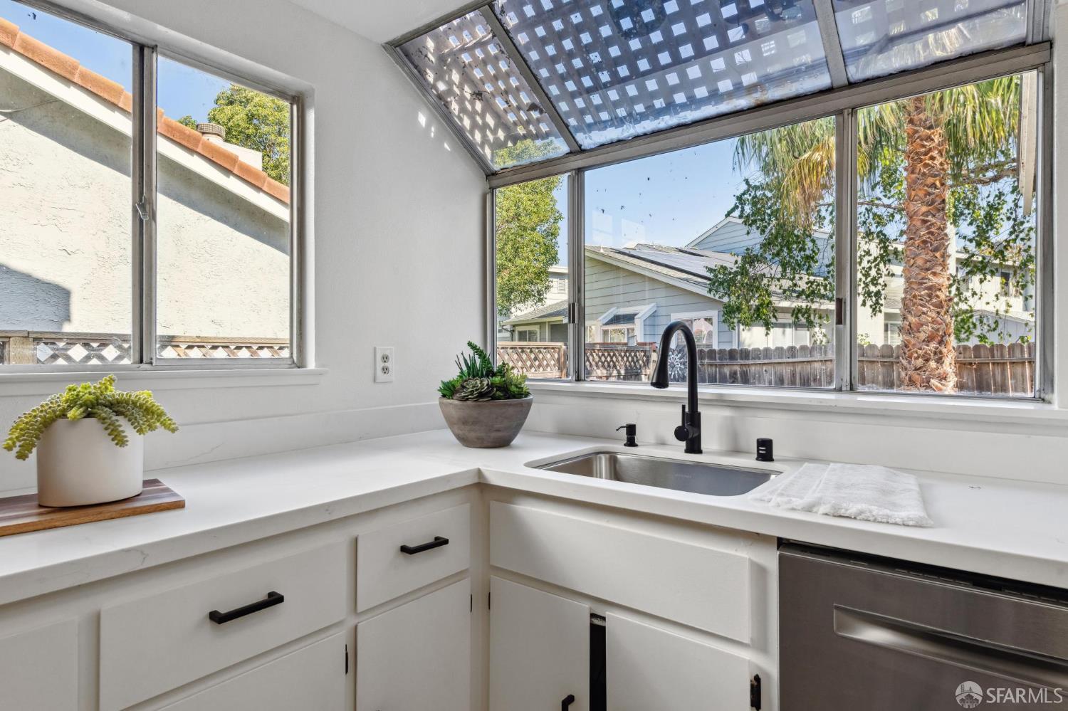 Detail Gallery Image 11 of 28 For 141 Edgewater Pl, Pittsburg,  CA 94565 - 3 Beds | 2/1 Baths