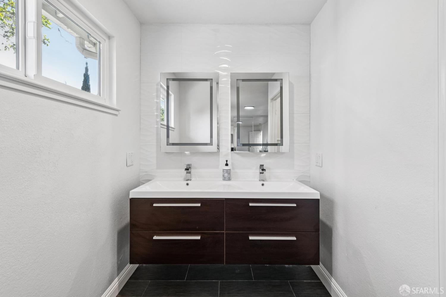 Detail Gallery Image 23 of 28 For 141 Edgewater Pl, Pittsburg,  CA 94565 - 3 Beds | 2/1 Baths