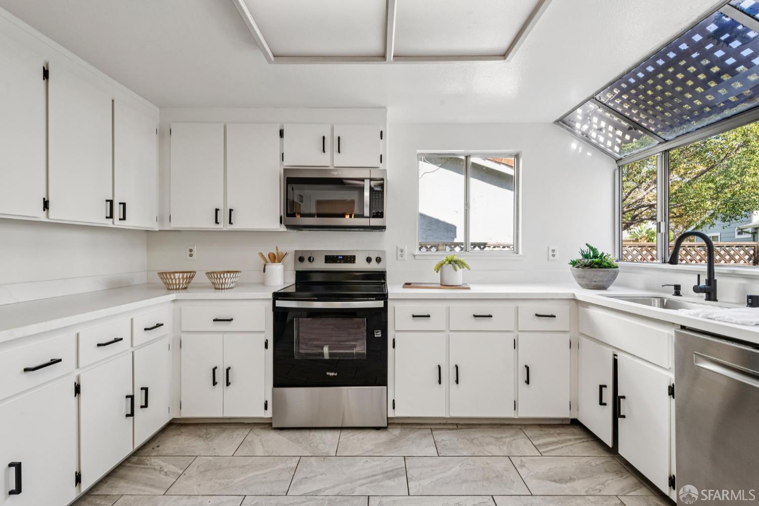 Detail Gallery Image 8 of 28 For 141 Edgewater Pl, Pittsburg,  CA 94565 - 3 Beds | 2/1 Baths