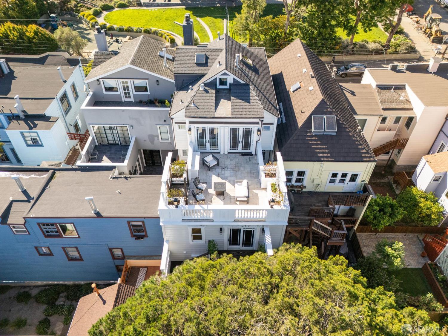 Detail Gallery Image 5 of 93 For 729 Douglass St, San Francisco,  CA 94114 - – Beds | – Baths