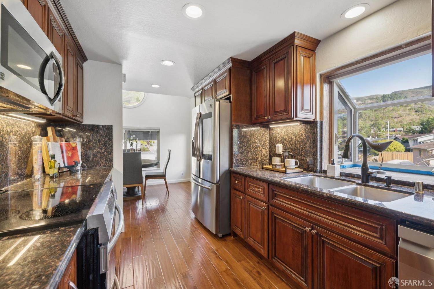 Detail Gallery Image 6 of 35 For 1 Cape Breton Ct, Pacifica,  CA 94044 - 4 Beds | 2 Baths