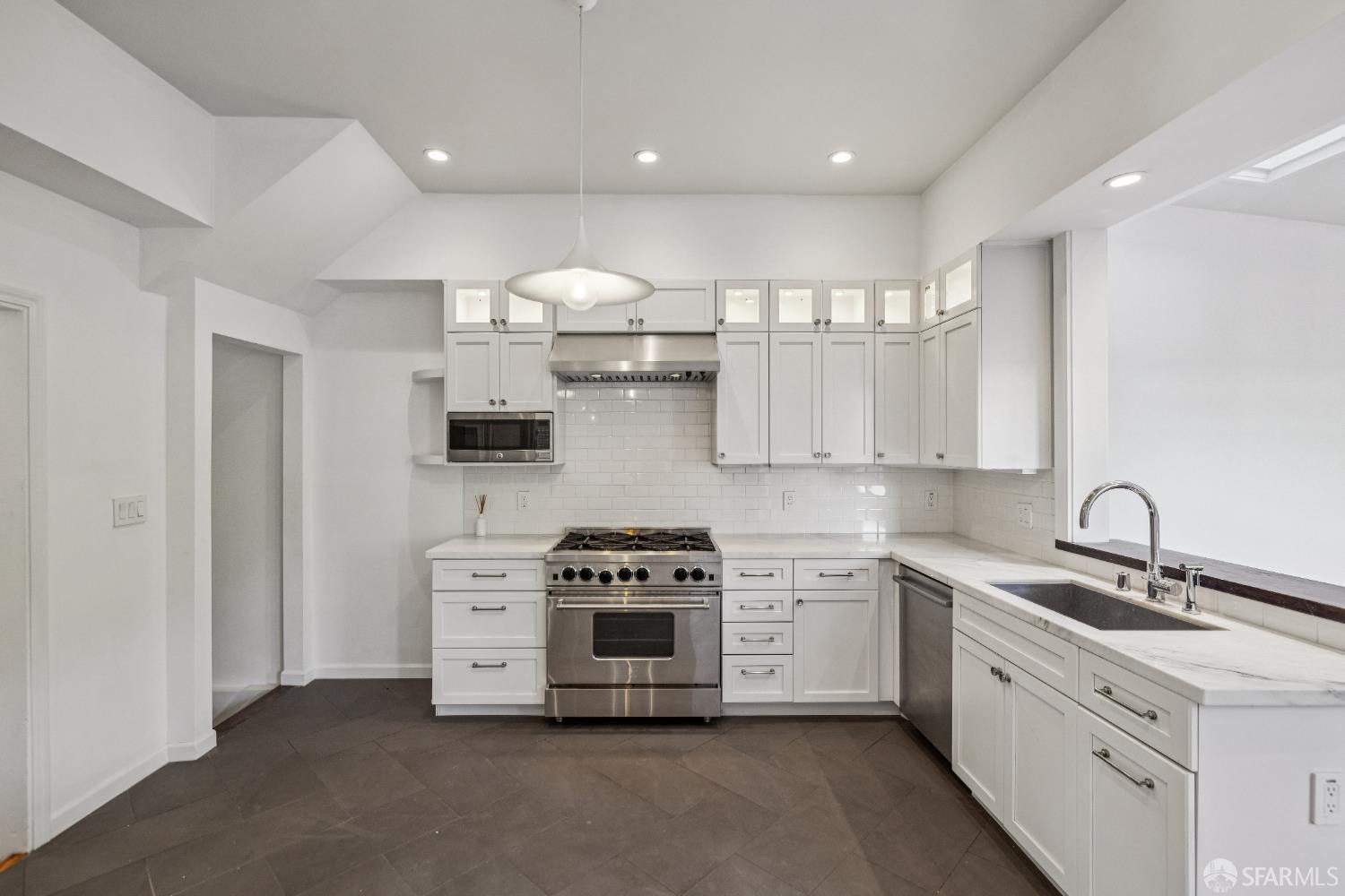 Detail Gallery Image 20 of 44 For 282 Eureka St, San Francisco,  CA 94114 - 4 Beds | 2/1 Baths