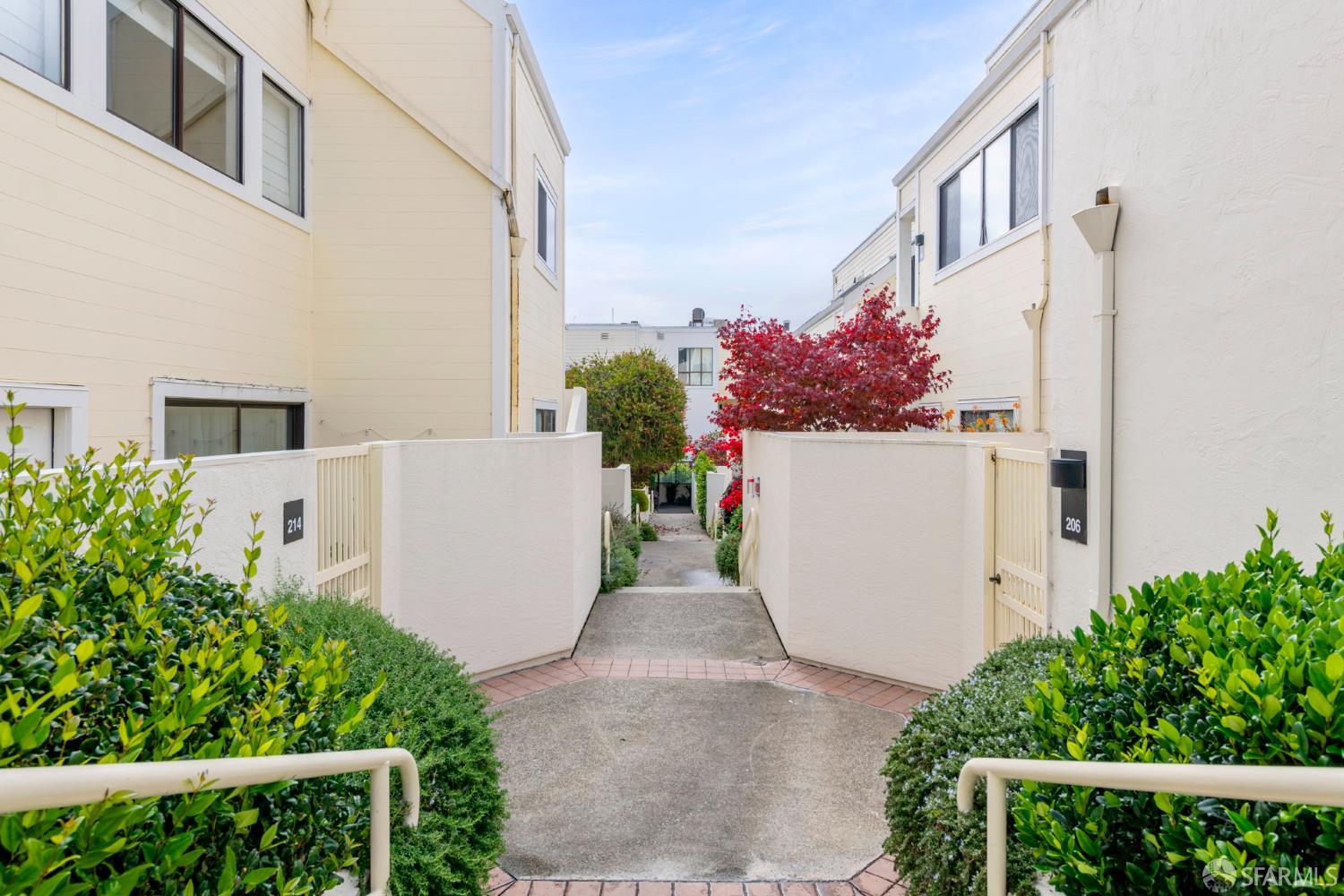 Photo #2: 425081833 Listing: Photo #2