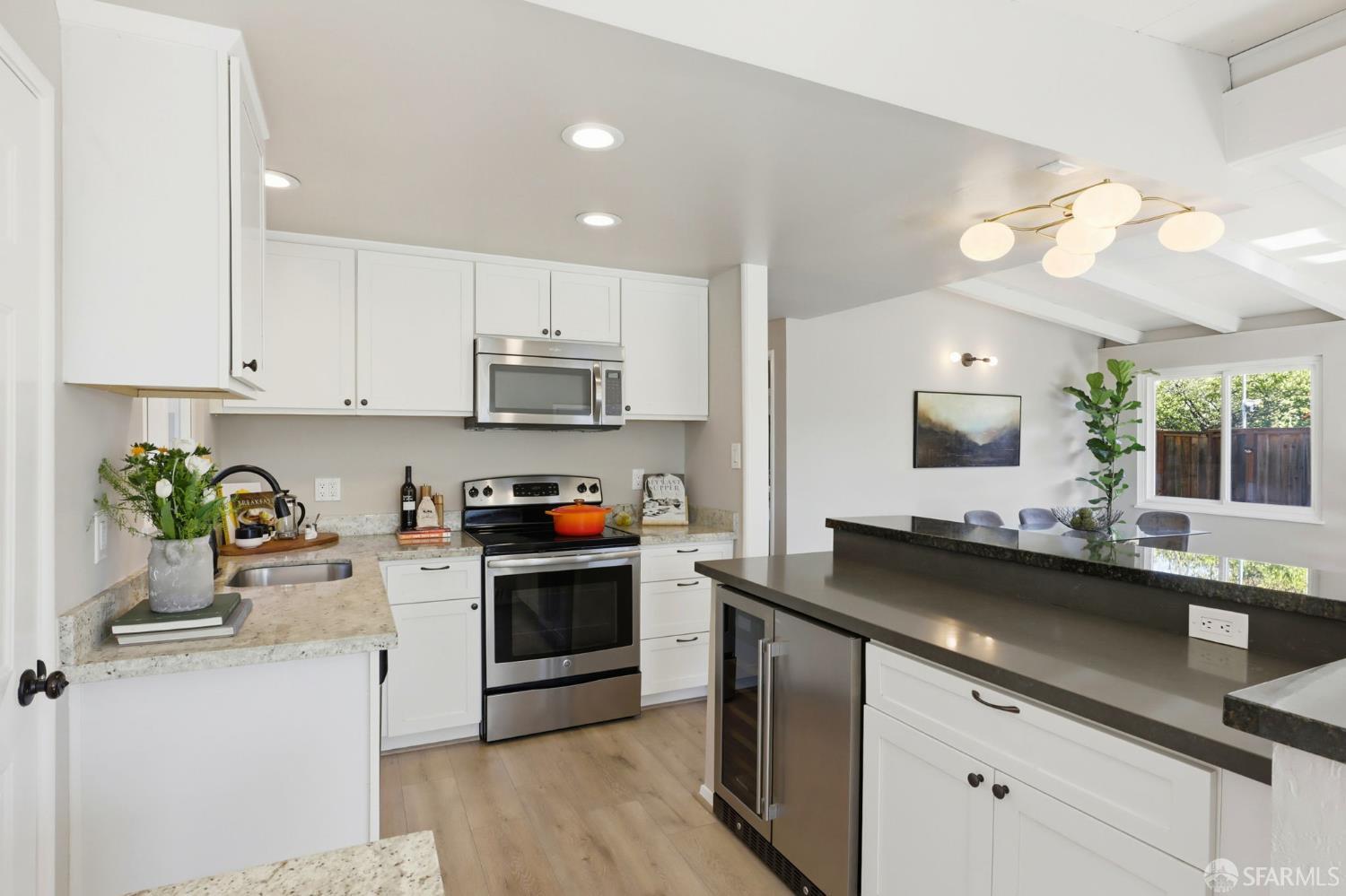 Detail Gallery Image 5 of 41 For 656 Pebble Dr, El Sobrante,  CA 94803 - 3 Beds | 2 Baths