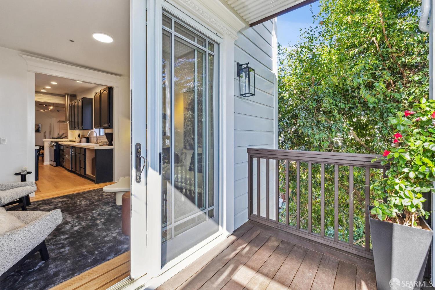 Detail Gallery Image 32 of 74 For 729 Douglass St a,  San Francisco,  CA 94114 - 3 Beds | 3 Baths