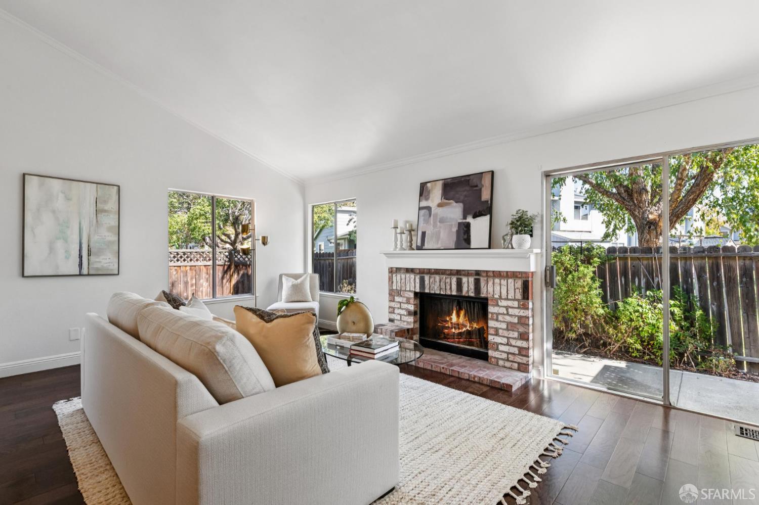 Detail Gallery Image 3 of 28 For 141 Edgewater Pl, Pittsburg,  CA 94565 - 3 Beds | 2/1 Baths