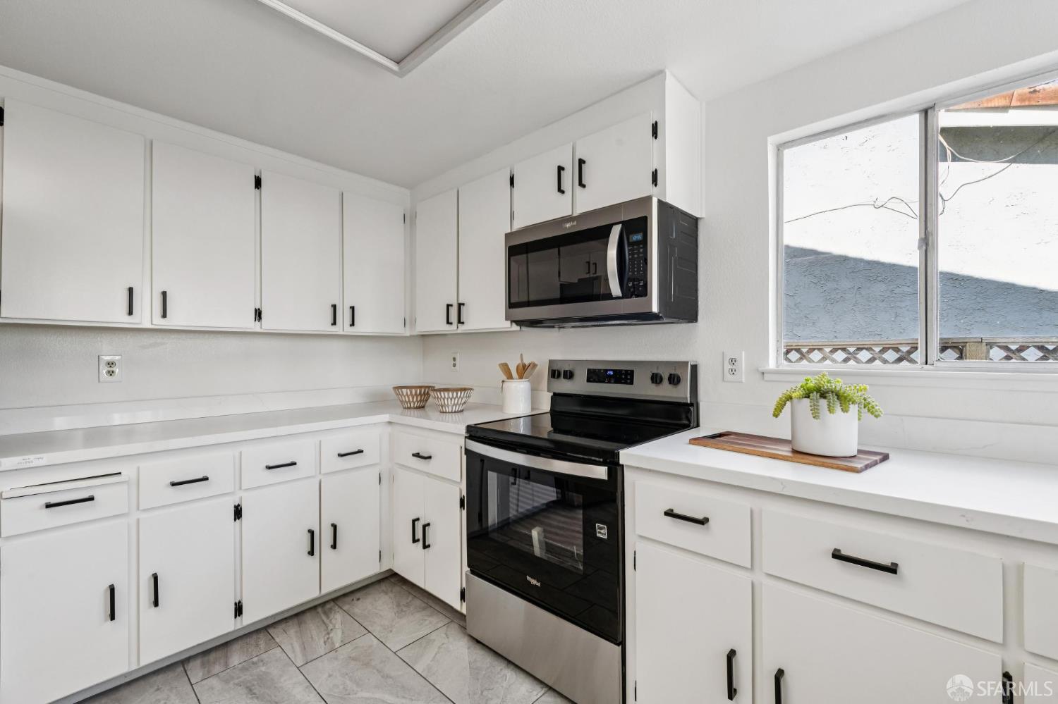 Detail Gallery Image 9 of 28 For 141 Edgewater Pl, Pittsburg,  CA 94565 - 3 Beds | 2/1 Baths