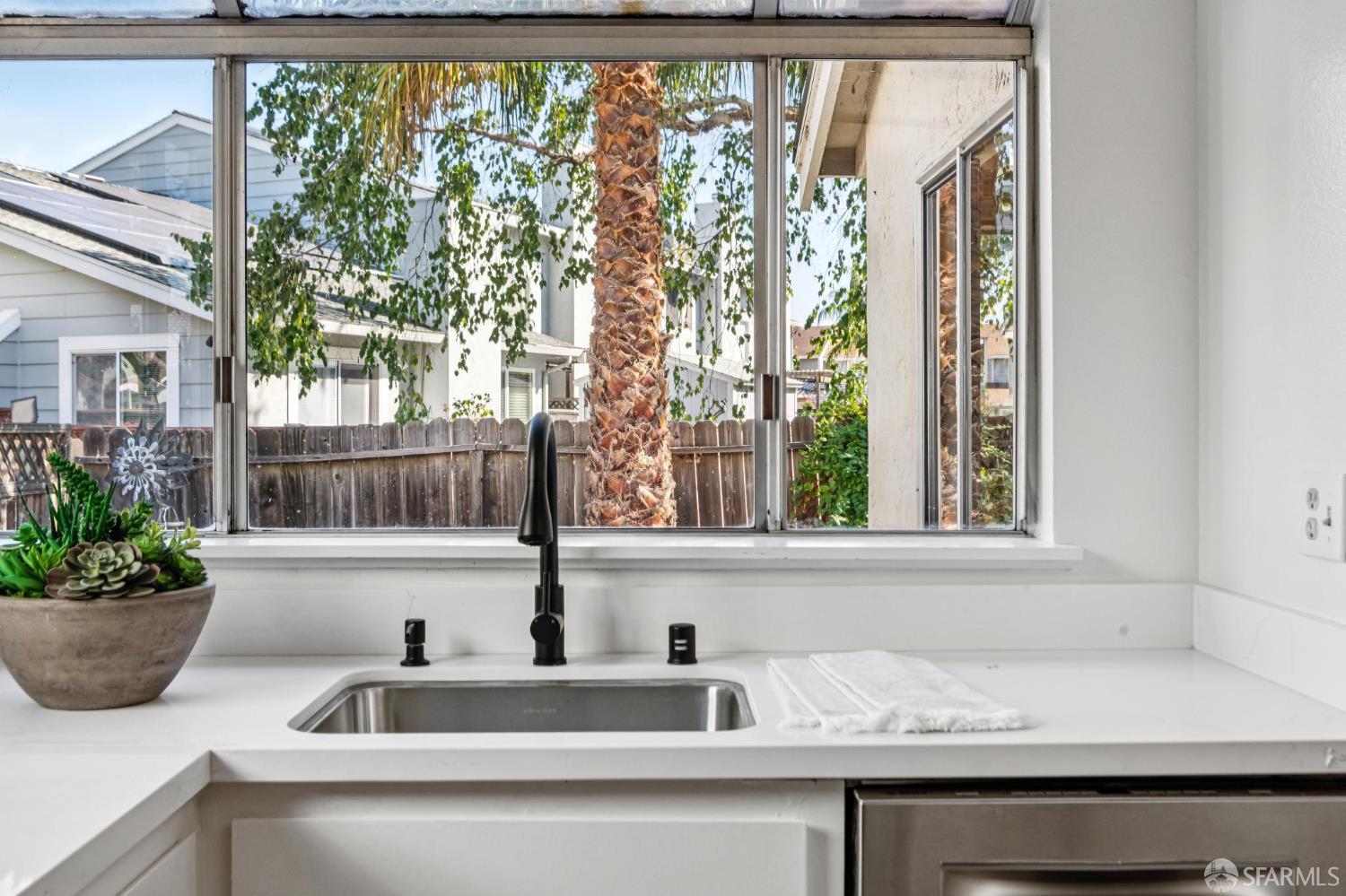 Detail Gallery Image 12 of 28 For 141 Edgewater Pl, Pittsburg,  CA 94565 - 3 Beds | 2/1 Baths