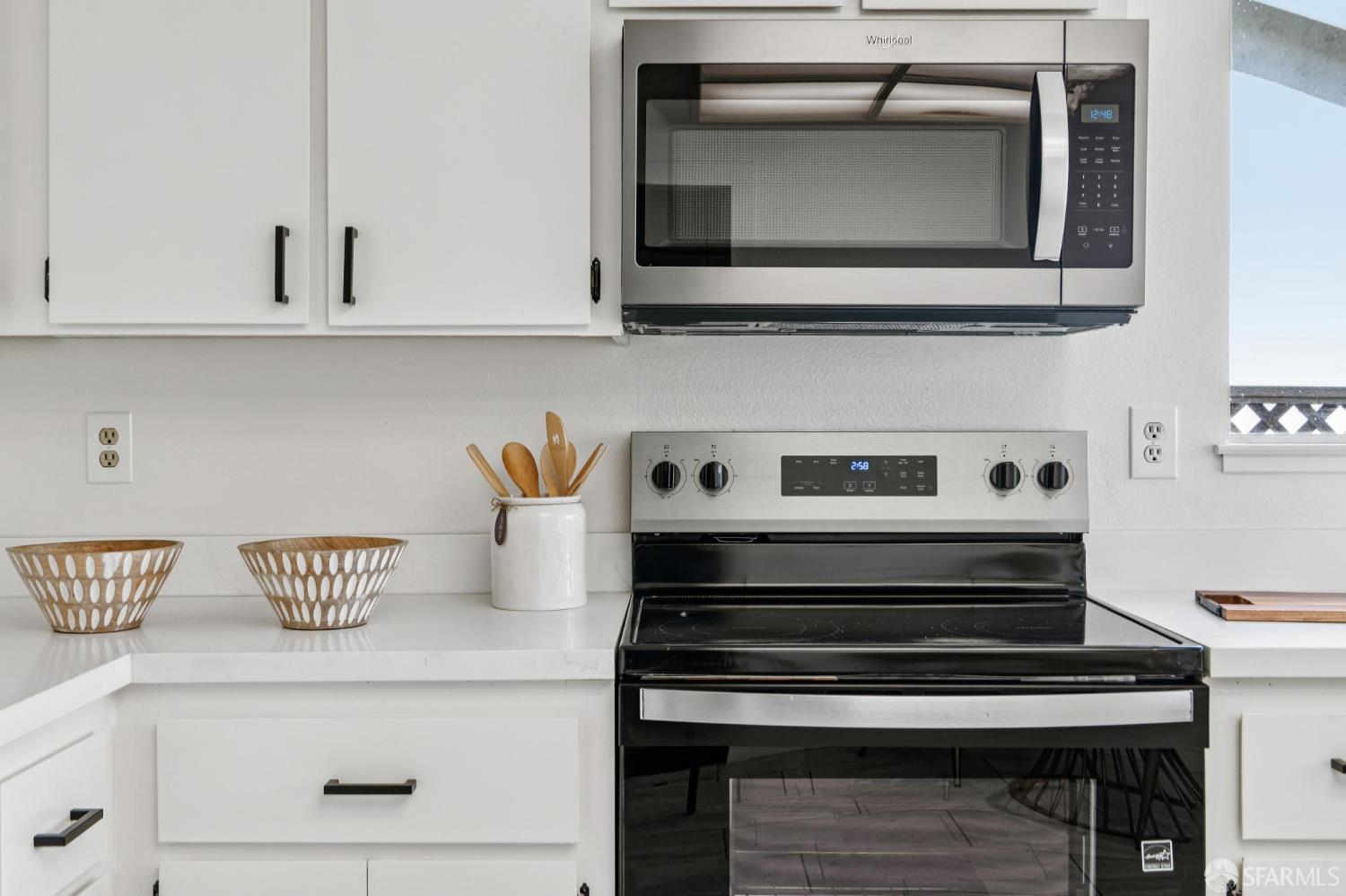 Detail Gallery Image 13 of 28 For 141 Edgewater Pl, Pittsburg,  CA 94565 - 3 Beds | 2/1 Baths