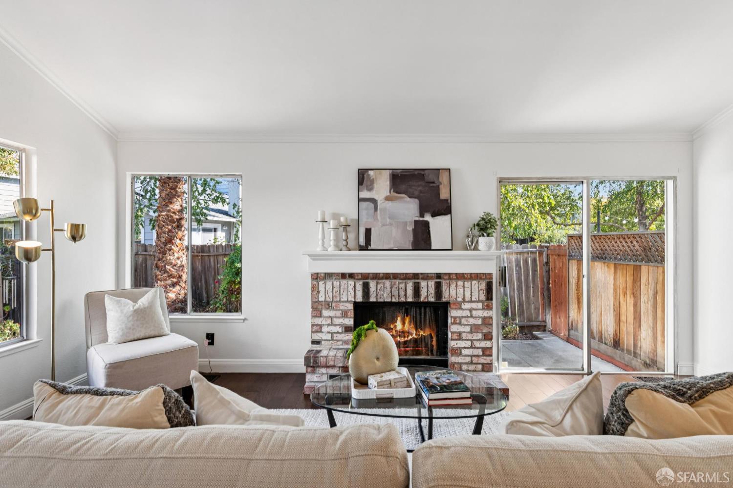 Detail Gallery Image 2 of 28 For 141 Edgewater Pl, Pittsburg,  CA 94565 - 3 Beds | 2/1 Baths