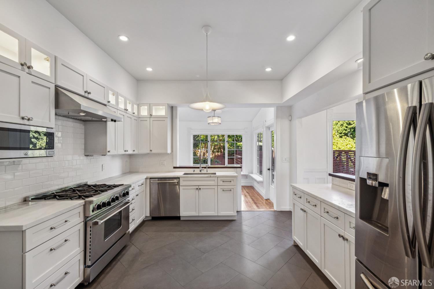 Detail Gallery Image 2 of 44 For 282 Eureka St, San Francisco,  CA 94114 - 4 Beds | 2/1 Baths