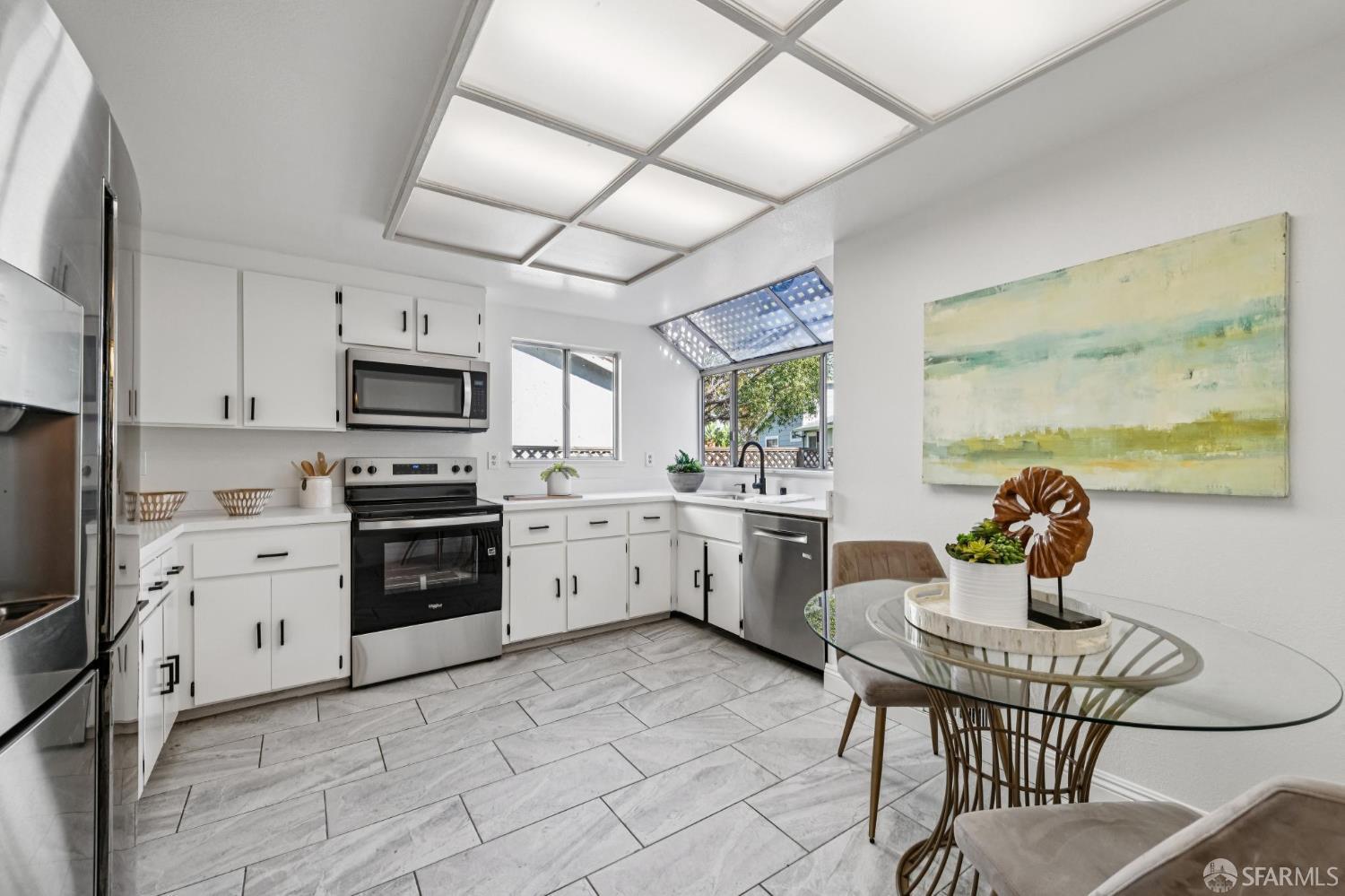 Detail Gallery Image 10 of 28 For 141 Edgewater Pl, Pittsburg,  CA 94565 - 3 Beds | 2/1 Baths