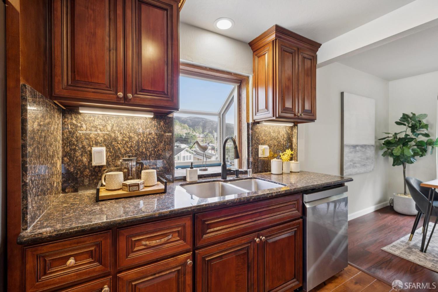 Detail Gallery Image 10 of 35 For 1 Cape Breton Ct, Pacifica,  CA 94044 - 4 Beds | 2 Baths