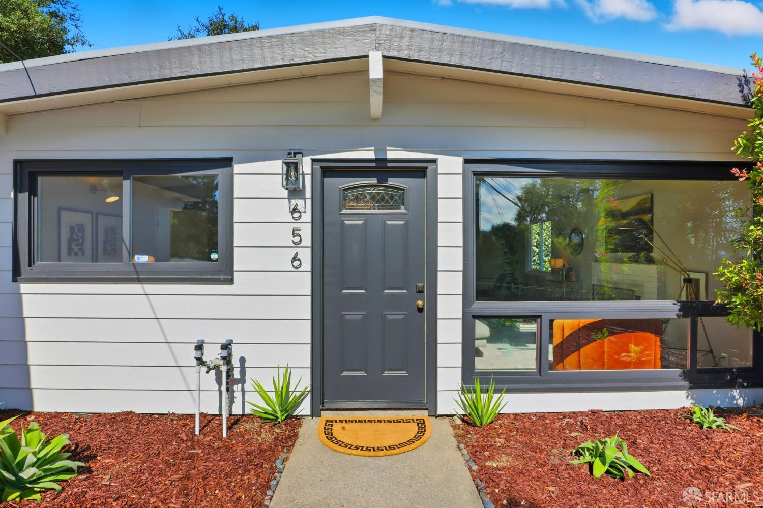 Detail Gallery Image 2 of 41 For 656 Pebble Dr, El Sobrante,  CA 94803 - 3 Beds | 2 Baths