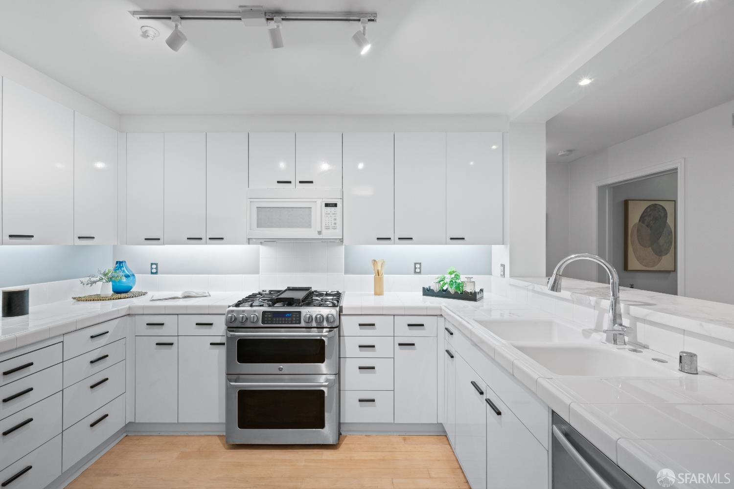 Photo #2: 425082220 Listing 