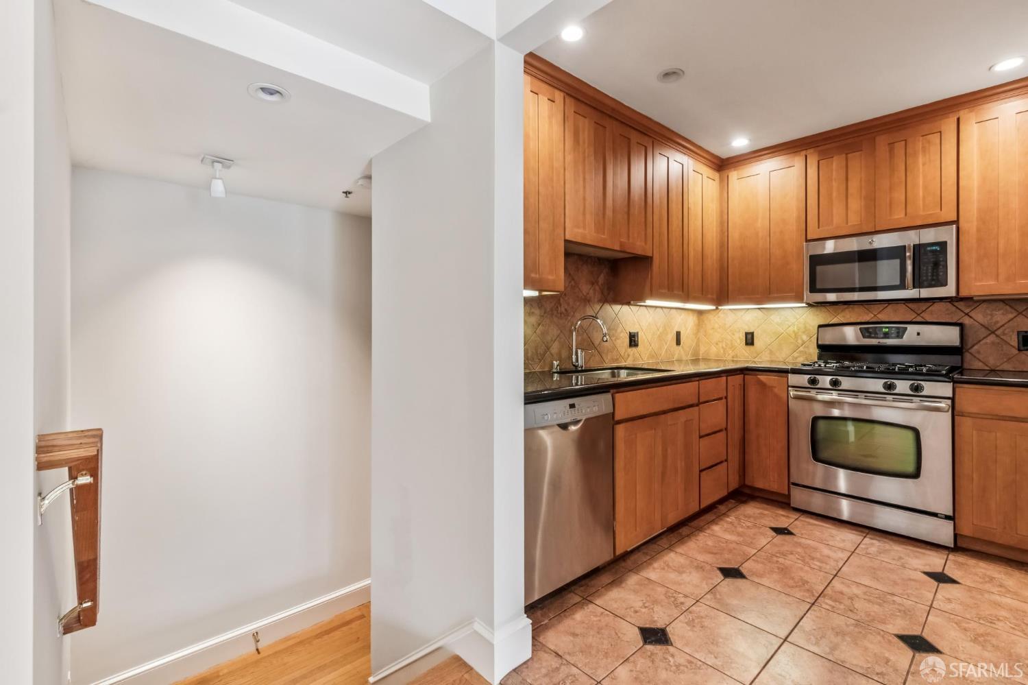 Detail Gallery Image 38 of 73 For 370 Upper Terrace #4,  San Francisco,  CA 94117 - 2 Beds | 1 Baths